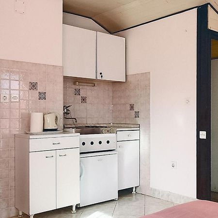 Gorgeous Apartment In Umag With Wifi Exterior photo